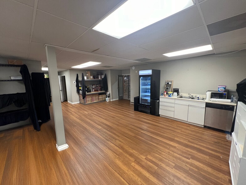 12 Cardinal Rd, Hilton Head Island, SC for lease - Interior Photo - Image 3 of 10