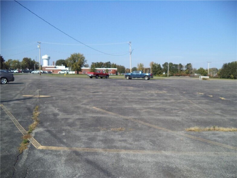 5472 Miller Rd, Brewerton, NY à vendre - Photo du bâtiment - Image 2 de 19