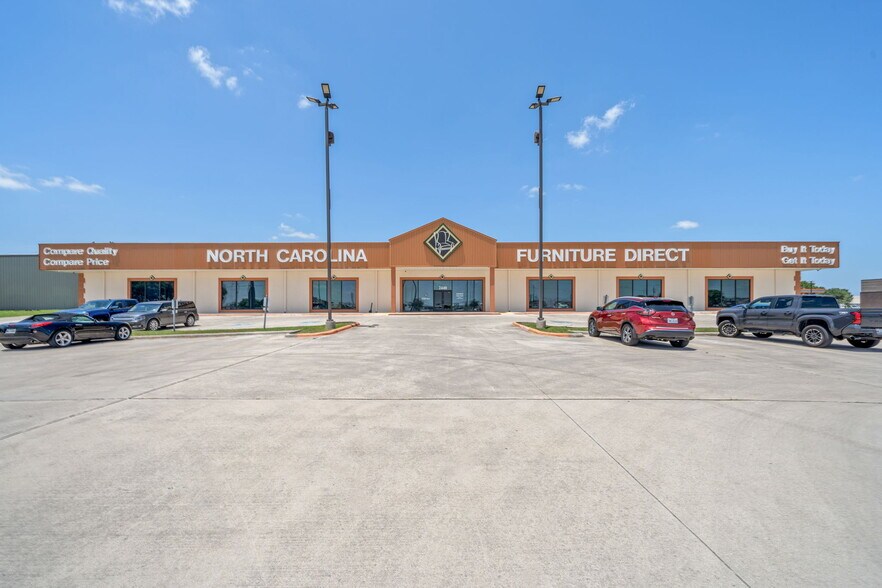 2440 S Interstate 35, San Marcos, TX à louer - Photo du bâtiment - Image 1 de 7