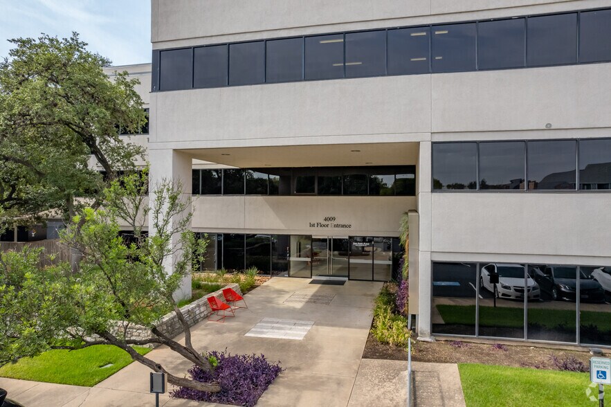 4009 Banister Ln, Austin, TX à louer - Photo du bâtiment - Image 3 de 10