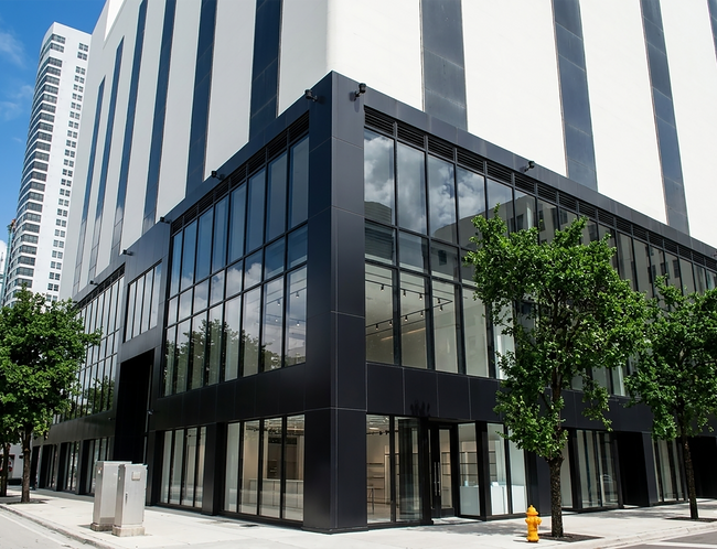 Plus de détails pour 1 NE 1st St, Miami, FL - Bureau/Commerce de détail, Commerce de détail à louer