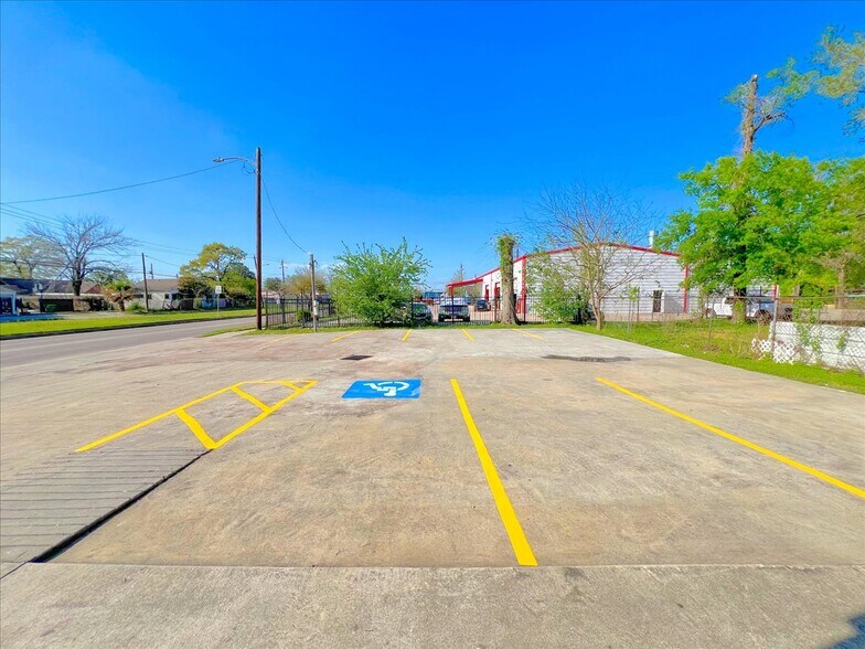 7704 Irvington Blvd, Houston, TX à vendre - Photo du bâtiment - Image 2 de 59