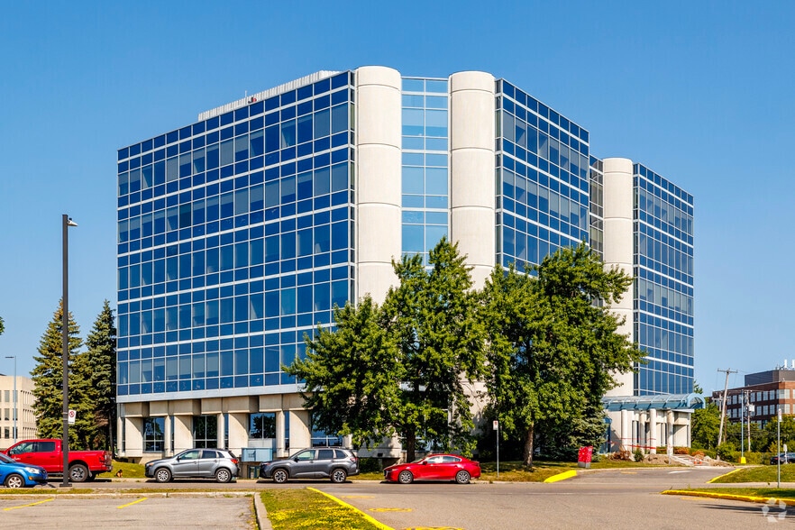 1111 Boul Dr-Frederik-Philips, Montréal, QC for lease - Building Photo - Image 2 of 4