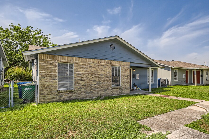 Olmos Drive Duplexes portfolio of 2 properties for sale on LoopNet.ca - Building Photo - Image 2 of 25