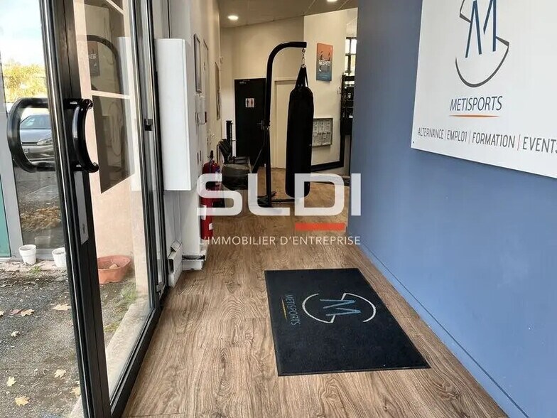 Office in Bron for lease - Interior Photo - Image 2 of 16