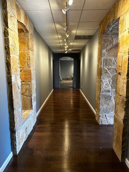 1101 Anderson Ln W, Austin, TX à vendre - Photo du bâtiment - Image 3 de 8