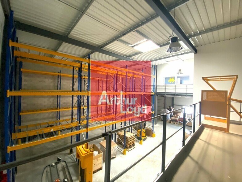 Flex in Servon for lease - Interior Photo - Image 2 of 5