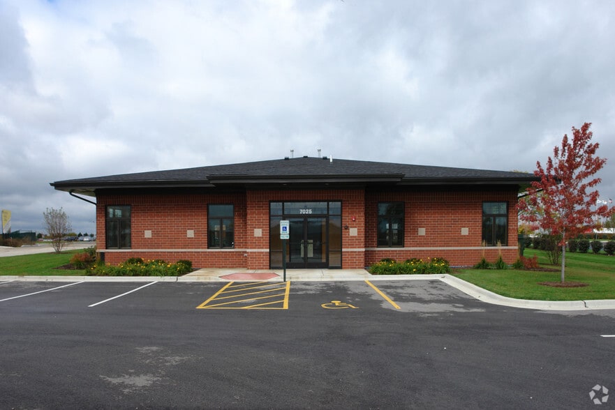 7025 Veterans Blvd, Burr Ridge, IL for sale - Building Photo - Image 2 of 4