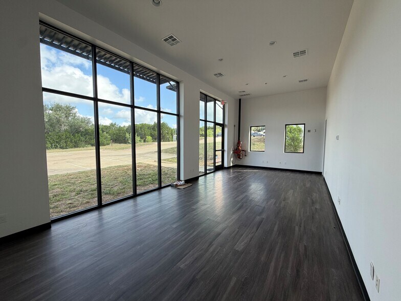 9417 Circle Dr, Austin, TX à louer - Photo du bâtiment - Image 2 de 7