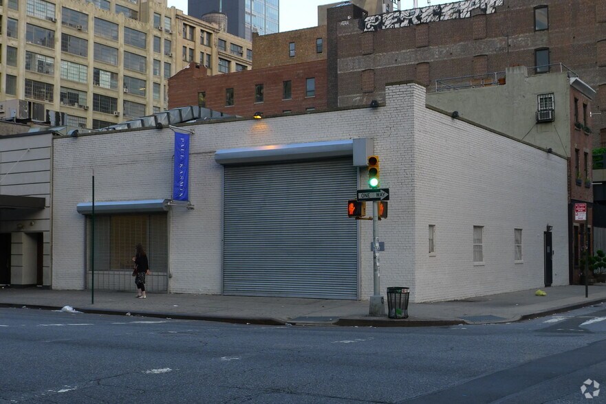 293 Tenth Ave, New York, NY à louer - Photo du bâtiment - Image 3 de 3