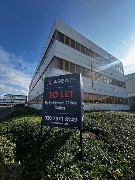 105 Frank Lester Way way, Luton for lease - Building Photo - Image 2 of 2