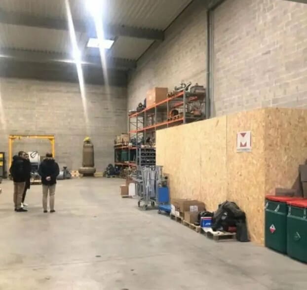 Flex in Élancourt for lease - Interior Photo - Image 2 of 4