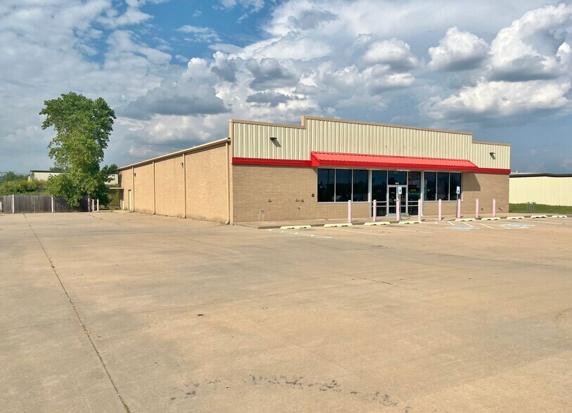 7201 NW 23rd St, Bethany, OK à louer - Photo du bâtiment - Image 2 de 2