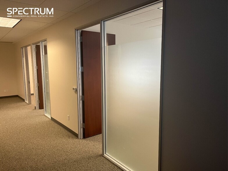 27451 Tourney Rd, Valencia, CA à louer - Photo du bâtiment - Image 3 de 11