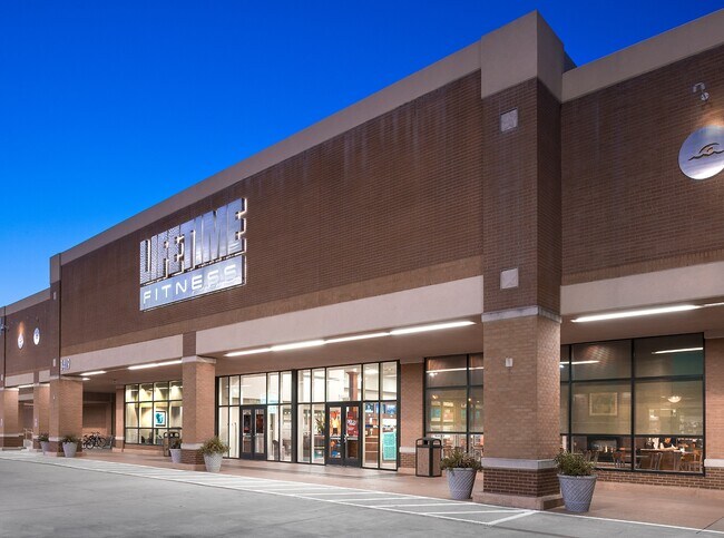 Plus de détails pour 3315-3427 E Trinity Mills Rd, Dallas, TX - Commerce de détail à louer