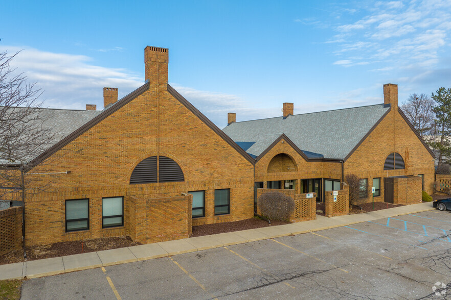 905 W Eisenhower Cir, Ann Arbor, MI for lease - Primary Photo - Image 1 of 15