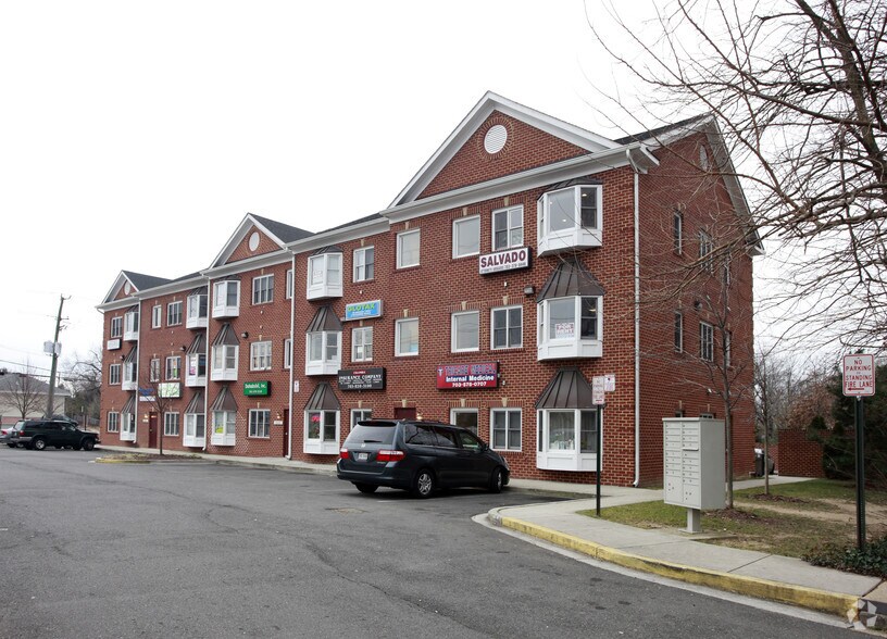 5981 Columbia Pike, Falls Church, VA à vendre - Photo du bâtiment - Image 2 de 19