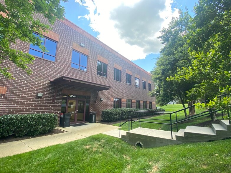 10501 Trade Ct, Richmond, VA à louer - Photo du bâtiment - Image 2 de 6