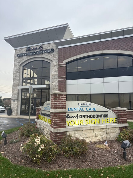 15230 Levan Rd, Livonia, MI à louer - Photo du bâtiment - Image 2 de 5