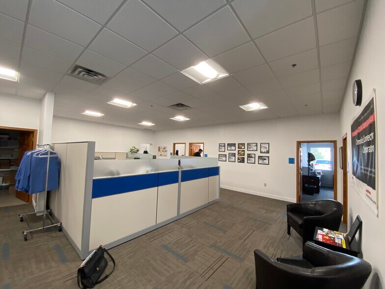 7251-7281 Commerce Cir E, Fridley, MN à louer - Photo du bâtiment - Image 3 de 13