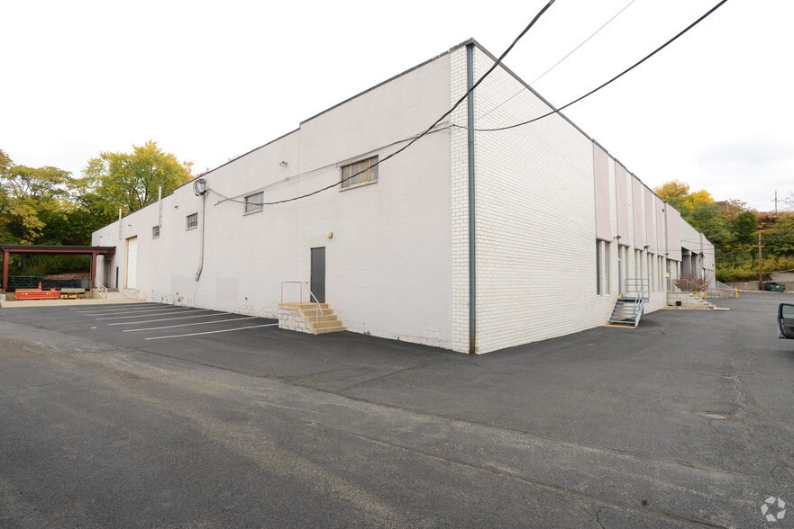585 Industrial Rd, Carlstadt, NJ à louer - Photo du bâtiment - Image 2 de 5