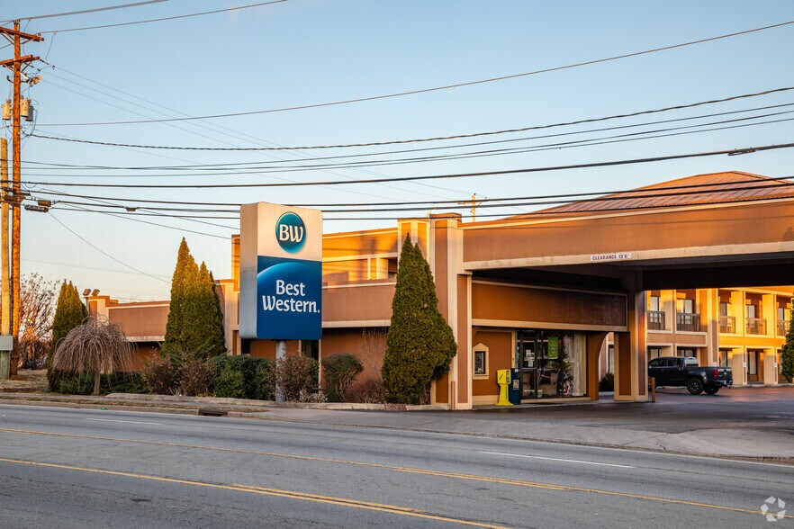 900 S Jefferson Ave, Cookeville, TN à vendre - Photo du bâtiment - Image 2 de 6