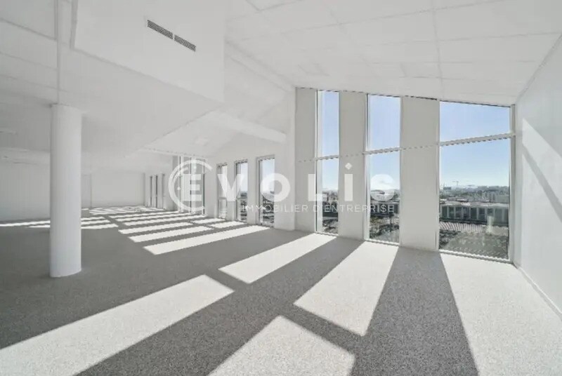 Office in Lyon for lease - Interior Photo - Image 3 of 9