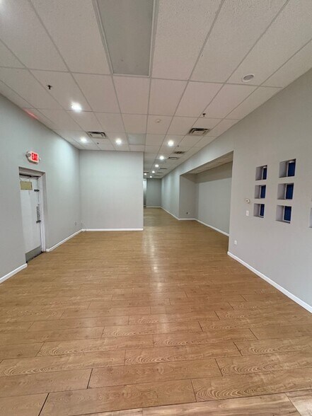 1211-1247 Kingsway Rd, Brandon, FL à louer - Photo du bâtiment - Image 2 de 9