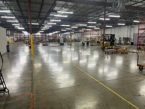 1751 Hurd Dr, Irving, TX à louer Photo du bâtiment- Image 2 de 2