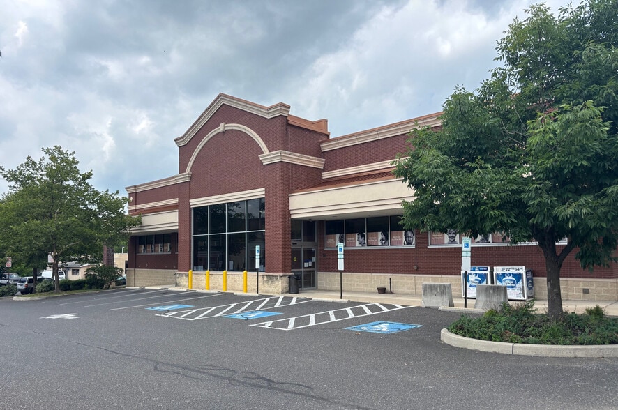 110 Main St, Hellertown, PA for lease - Building Photo - Image 1 of 1