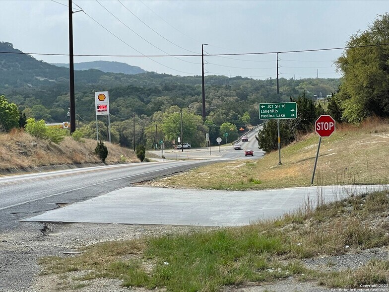 FM 1283, Lakehills, TX à vendre - Photo principale - Image 2 de 11