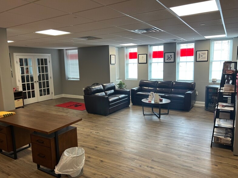 433 Lancaster Ave, Malvern, PA for lease - Interior Photo - Image 2 of 18