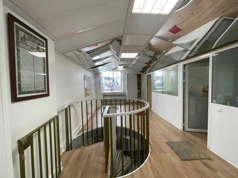 Retail in Paris for lease - Interior Photo - Image 3 of 14