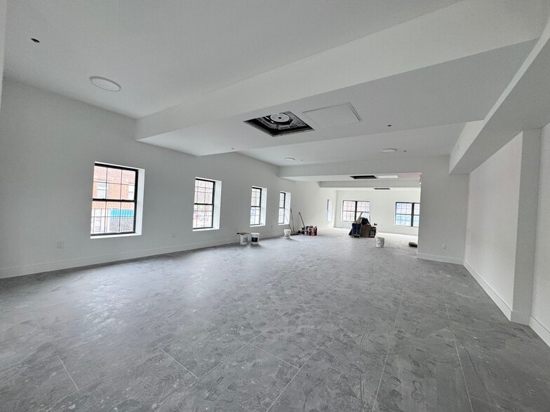8219 Northern Blvd, Jackson Heights, NY for lease - Building Photo - Image 2 of 8
