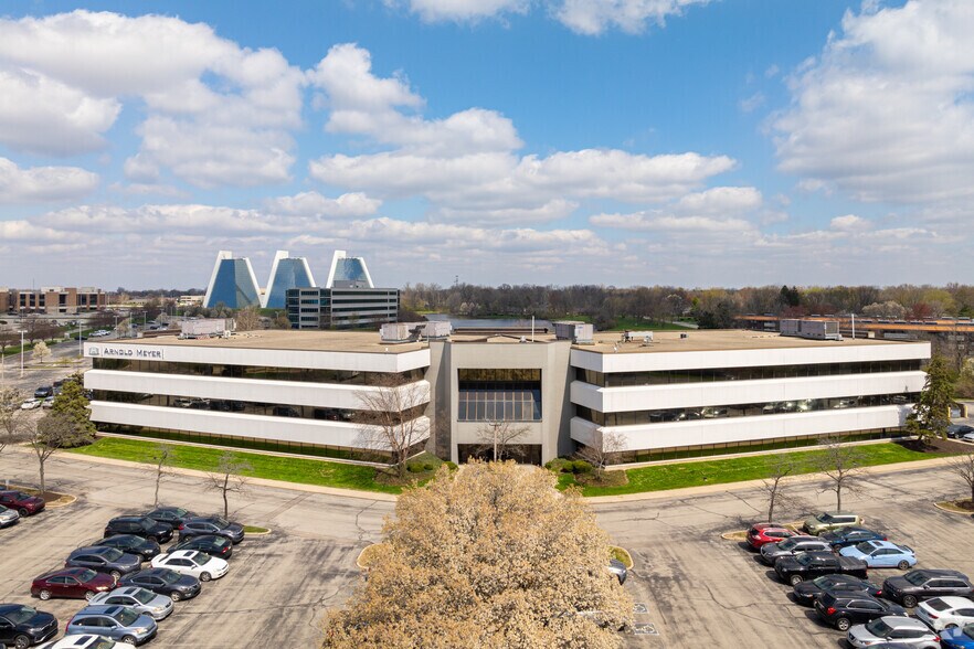 8777 Purdue Rd, Indianapolis, IN à louer - Photo du bâtiment - Image 3 de 21