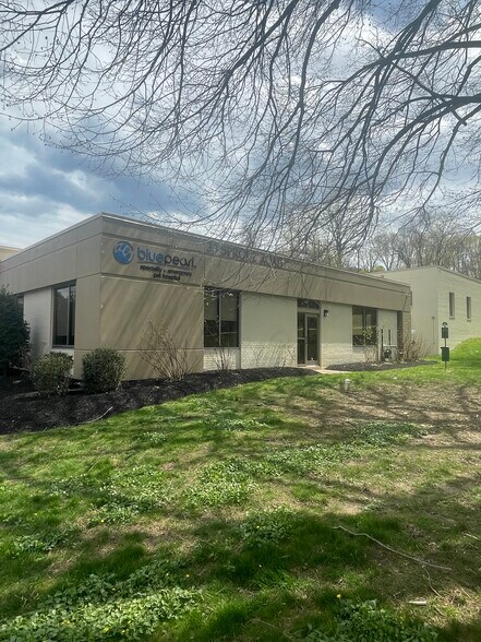 33 & 35 Sproul Rd portefeuille de 2 propriétés à vendre sur LoopNet.ca - Photo du bâtiment - Image 1 de 17