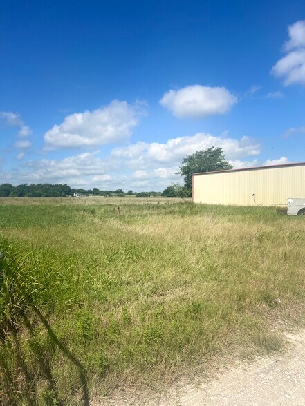 399 Prune Rd, La Grange, TX for sale - Building Photo - Image 2 of 8