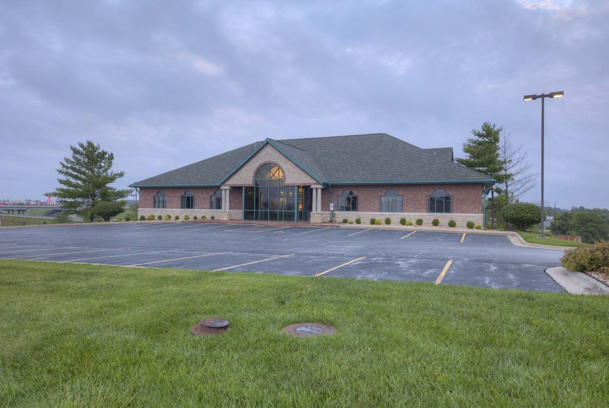 5100 N Towne Center Dr, Ozark, MO for sale - Building Photo - Image 1 of 1