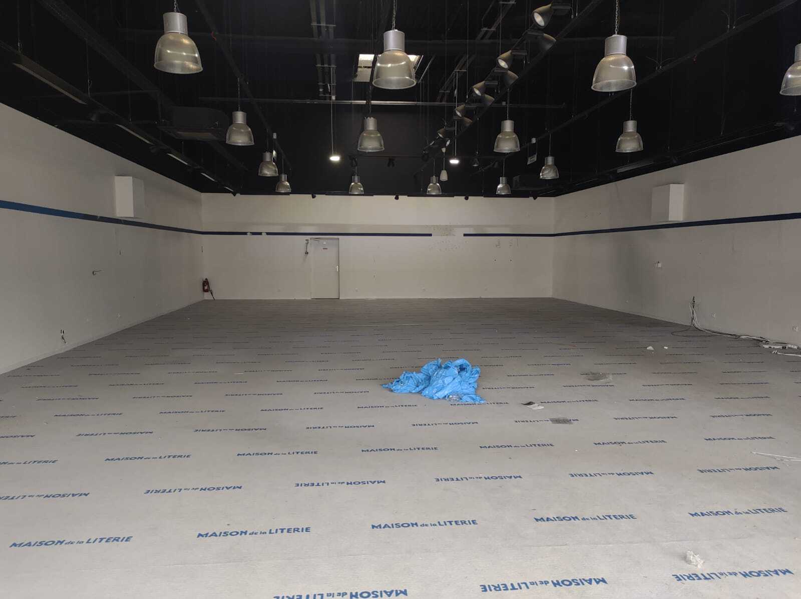 Retail in Fresnes for lease Interior Photo- Image 1 of 4