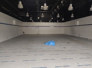 Retail in Fresnes for lease Interior Photo- Image 1 of 4