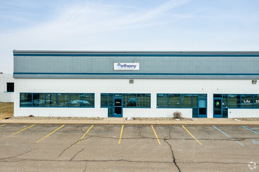 4180 Pier North Blvd, Flint, MI à louer - Photo du bâtiment - Image 3 de 6