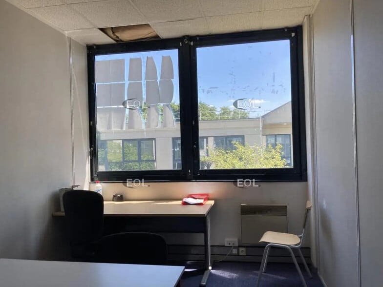 Office in Créteil for lease - Interior Photo - Image 2 of 6