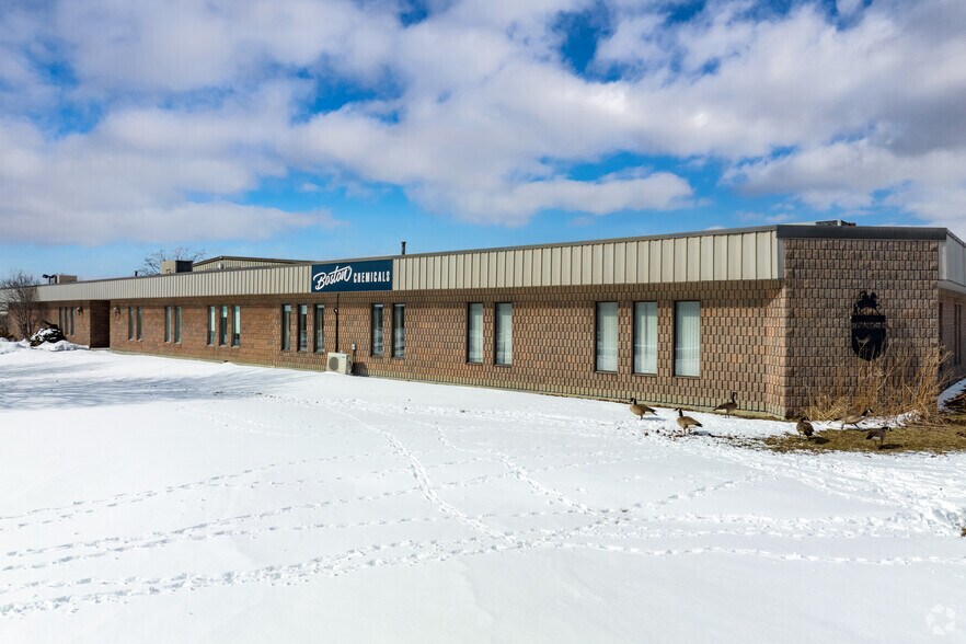 153 Crown Ct, Whitby, ON for lease - Building Photo - Image 2 of 5