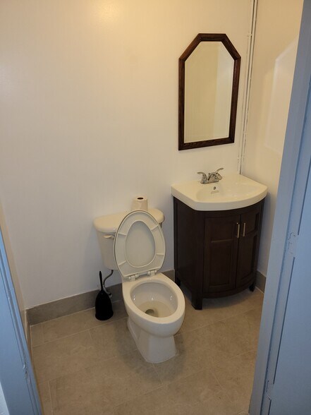 818-838 NE 40th Ct, Oakland Park, FL à louer - Photo du bâtiment - Image 3 de 41