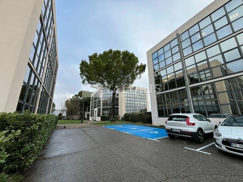 Bureau dans Aix-en-Provence à vendre - Photo du bâtiment - Image 2 de 13
