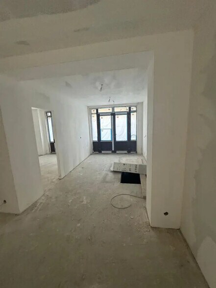 Retail in Paris for sale - Interior Photo - Image 1 of 10