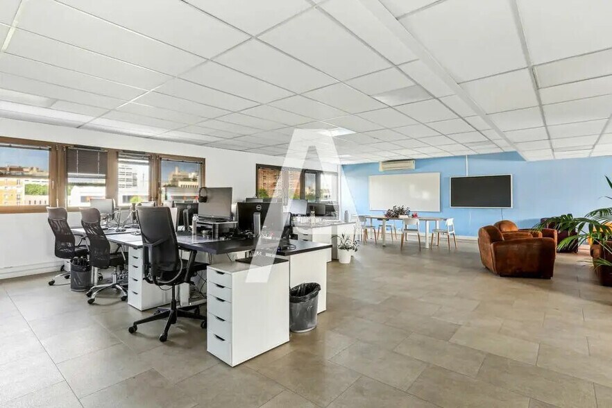 Bureau dans Ivry-sur-Seine à louer - Photo du bâtiment - Image 2 de 5