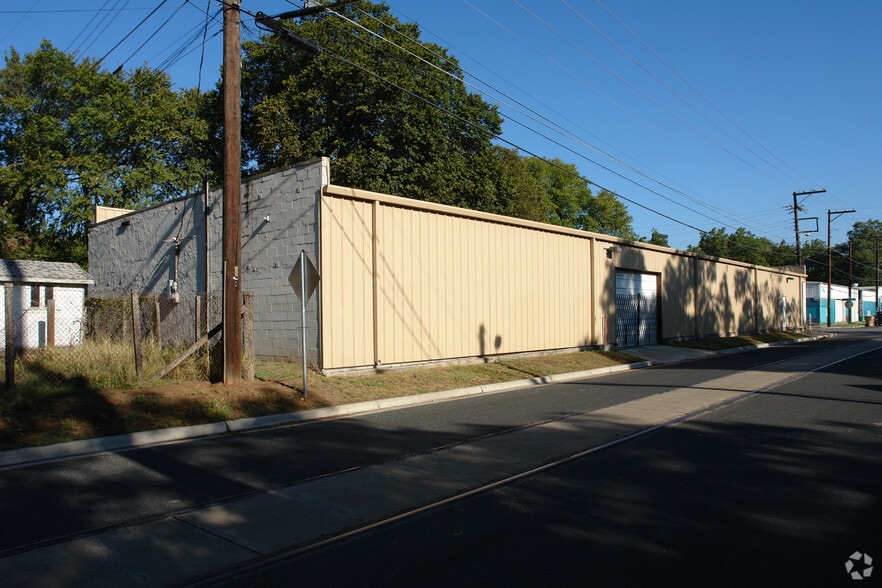 2411 E Cesar Chavez St, Austin, TX for lease - Building Photo - Image 2 of 2