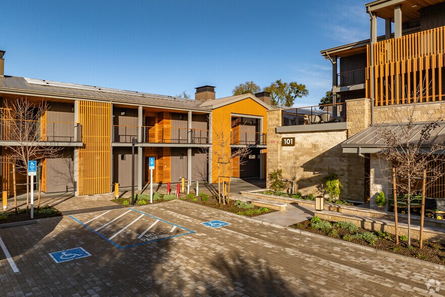 101 Dovetail Ln, Healdsburg, CA à louer - Photo du bâtiment - Image 3 de 5