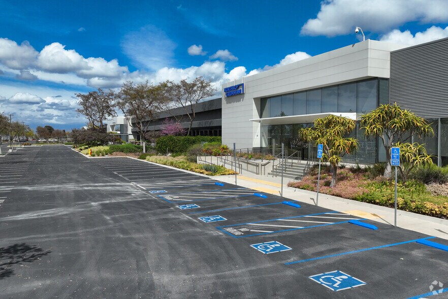 16550 W Bernardo Dr, San Diego, CA à louer - Photo du bâtiment - Image 3 de 6